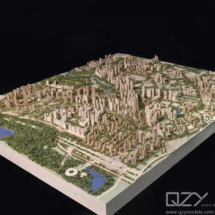 Maqueta a gran escala del plan maestro arquitectónico de la ciudad sobre una base de exhibición negra, que muestra densos edificios modernos de gran altura, un río que serpentea a través de un paisaje verde, parques, un lago, una estación de tren y una plaza circular: maqueta detallada de planificación urbana realizada por QZY Models.
