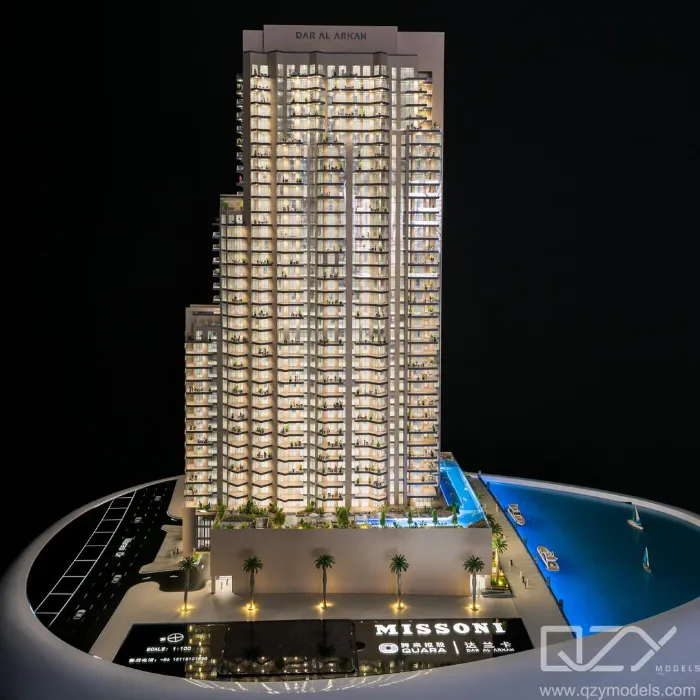 Maqueta a escala del rascacielos de lujo “DAR AL ARKAN”, totalmente iluminada, con suelos interiores resplandecientes, piscina infinita en la azotea, palmeras y puerto deportivo con barcos sobre una base circular de exhibición: maqueta arquitectónica inmobiliaria de primera calidad de QZY Models.