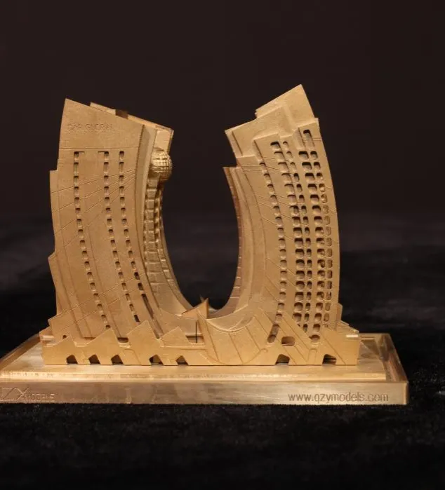 Maqueta de madera beige de precisión de las emblemáticas torres gemelas curvas e inclinadas de Dar Global, que forman un espectacular arco con un elemento central en forma de globo terráqueo, montada sobre una base pulida con el logotipo de la marca: una exhibición arquitectónica conceptual de lujo para el sector inmobiliario, creada por QZY Models.